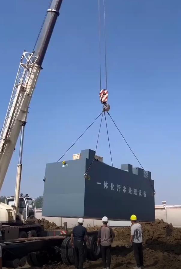 一體化污水處理設備在天水北道的安裝現(xiàn)場